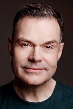 Neil Mullarkey interpreta Physician