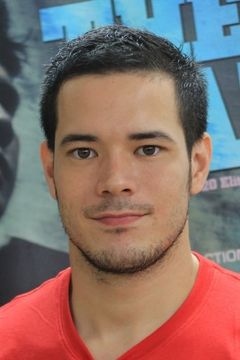 Zack Lee interpreta Benny