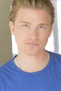 Deven Stillar interpreta Young EMT (uncredited)