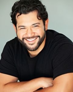 Charlie Prescott interpreta Nick