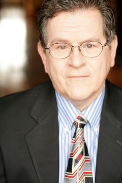 Tim Kazurinsky interpreta Merchant