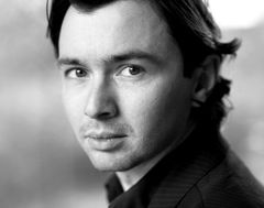Adam Leese interpreta Photographer