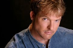 Randall Carlton interpreta Burke (Tito)