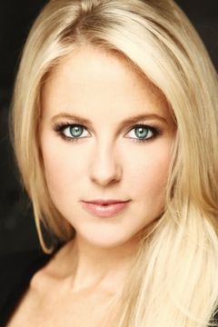 Chelan Simmons interpreta Blonde Girl