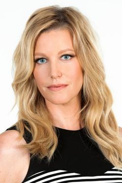 Anna Gunn interpreta Naomi Bishop