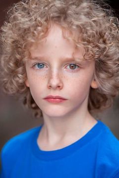 Elijah Wolf interpreta Tommy MacKenzie (aged 9)