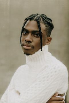 Frank Onana interpreta Pol le barman