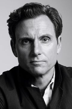 Tony Goldwyn interpreta Nicholas Baxter
