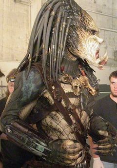 Ian Feuer interpreta Additional Predator