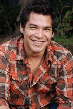 Nathaniel Arcand interpreta Clinton Skye