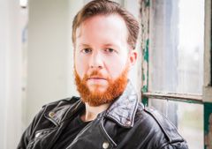 Ryan LaPlante interpreta Victor