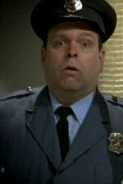 Paul A. MacFarlane interpreta Security Guard