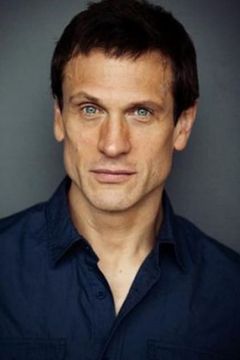 Simon Merrells interpreta Marcus Licinius Crassus