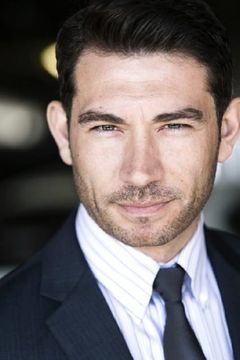 Brent Harvey interpreta Grant Forbes