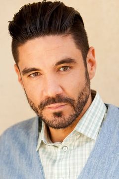 Clayton Cardenas interpreta Angel Reyes