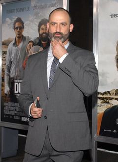 Brody Stevens interpreta Officer Foltz