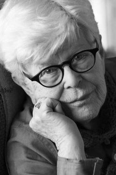 Joy Coghill interpreta Neighbor in Garden