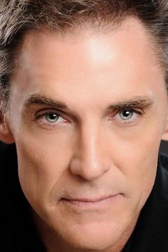 Mike Watkis interpreta Reporter