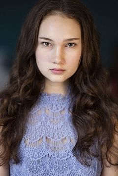 Aislin Freya Pax interpreta Louise