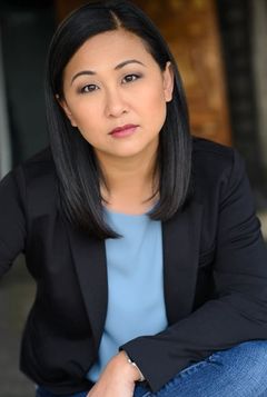 Tracy Wiu interpreta Reporter
