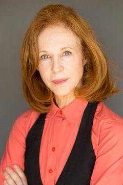 Holly Kaplan interpreta Jewelry Store Owner