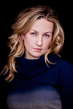 Larissa Stadnichuk interpreta Flight Attendant #2