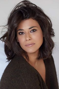 Celine Abrahams interpreta Cashier