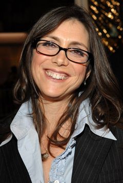 Stacey Sher interpreta Rayna