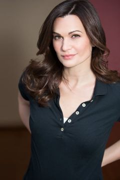 Deborah Zoe interpreta Adrienne Green