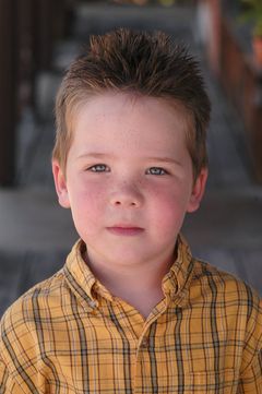 London Jones interpreta Young Brian