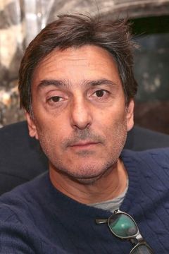 Yvan Attal interpreta George