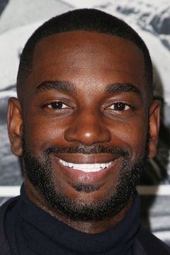 Mo McRae interpreta Saab