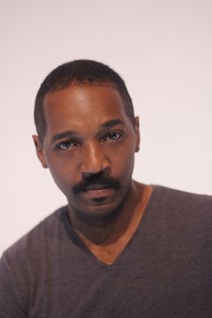 Lyle Miller interpreta Charles