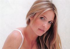 Amber Mead interpreta Attractive Woman #1