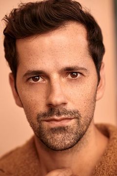 Robert Fairchild interpreta Munkustrap