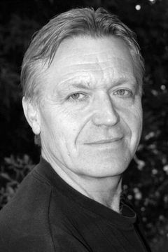 Terje Strømdahl interpreta Henriksen, Museum Director