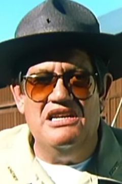 Royce Clark interpreta Sheriff