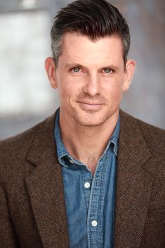 Ben Crowley interpreta White's Assistant