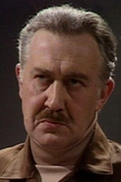 Ivor Roberts interpreta Reporter #3