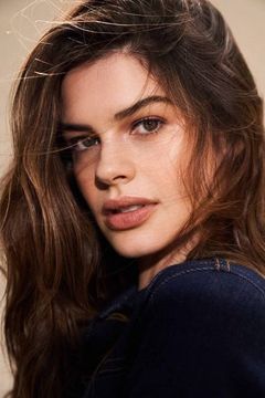 Caroline Day interpreta Emmalin Holden