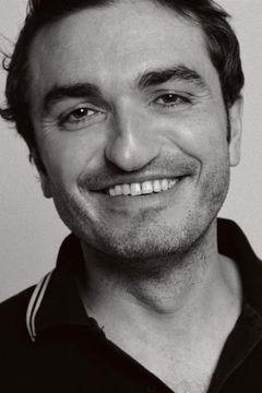 Roland Menou interpreta Gérald, wedding-planner