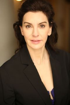 Hilary Greer interpreta Mrs. Schmidt