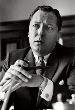 Jim Garrison interpreta Earl Warren
