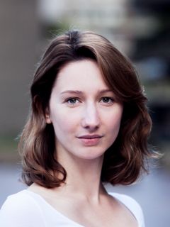 Eleanor Hafner interpreta Shop Assistant 3