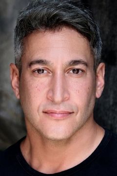 Josh Philip Weinstein interpreta Hippie