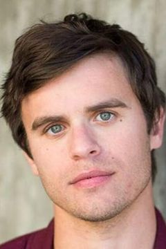 Garrett Coffey interpreta Kirk