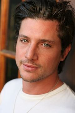 Simon Rex interpreta The Human Torch