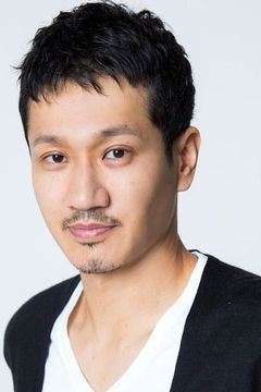 Shuichiro Masuda interpreta Hiroyuki Komiya