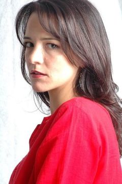 Elizabeth Healey interpreta Andrea