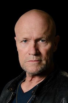 Michael Rooker interpreta Grant